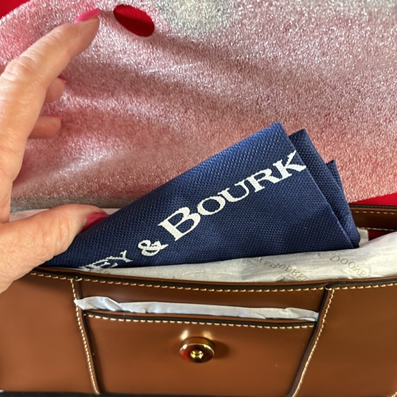 NWT Dooney & Bourke shoulder bag - Picture 3 of 4